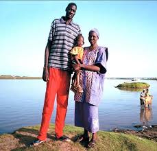 2: Manute Bol, his wife and their child.