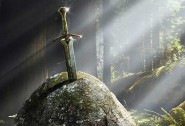kral-arthurun-efsanevi-kilici-excalibur