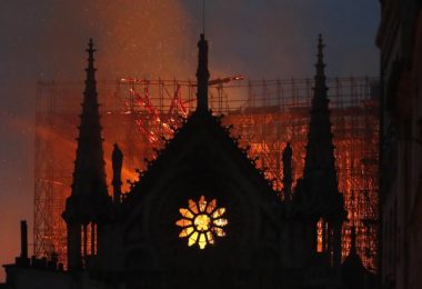 iki-fransiz-is-adamindan-notre-dame-restorasyonu-icin-toplamda-300-milyon-avroluk-finans-destegi