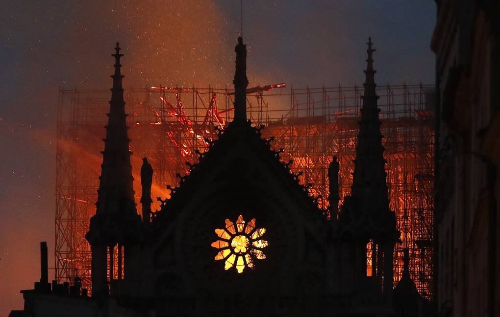 iki-fransiz-is-adamindan-notre-dame-restorasyonu-icin-toplamda-300-milyon-avroluk-finans-destegi