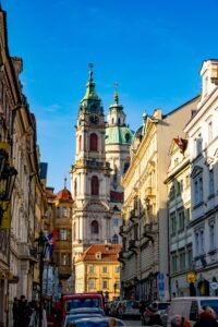 Stare mesto ve prag sokak müziği